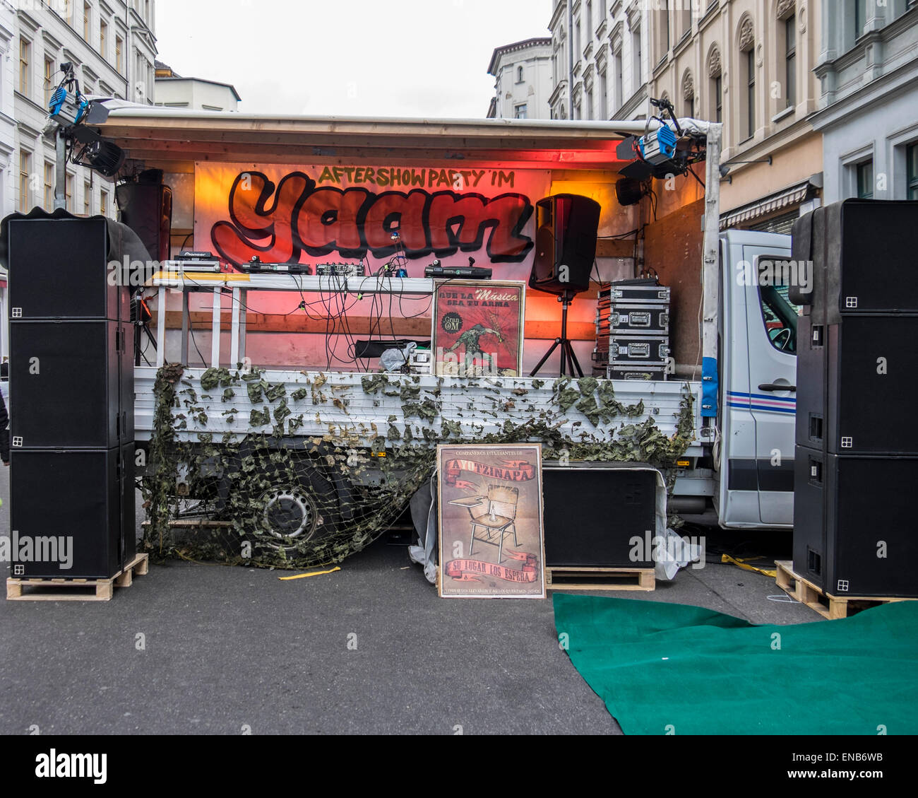 Kreuzberg, Berlin, Deutschland, 1. Mai 2015. Maifeiertag, Tag der Arbeit oder Tag der Arbeit am 1. Mai gefeiert und ist ein gesetzlicher Feiertag in Deutschland.  In Berlin die größte Maifeiertag statt Festlichkeiten im Bereich Kreuzberg. Straßen sind gesperrt, Standinhaber säumen die Straßen, Verkauf von Lebensmitteln, spielen Bands und DJs unterhalten die Massen. Politische Aktivisten stammen auf das Ereignis und gibt es eine großen Polizeipräsenz. Menschen setzen sich für die Rechte der Arbeitnehmer an diesem Tag und Märsche oder Rallyes teilnehmen können. Stockfoto