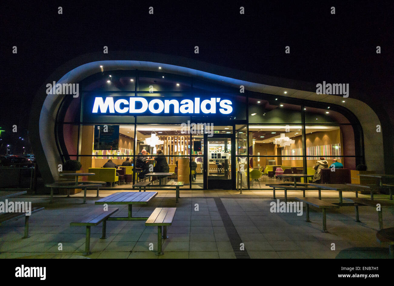 McDonalds-Fast-Food-Restaurant bei Nacht Ashford Kent Stockfoto