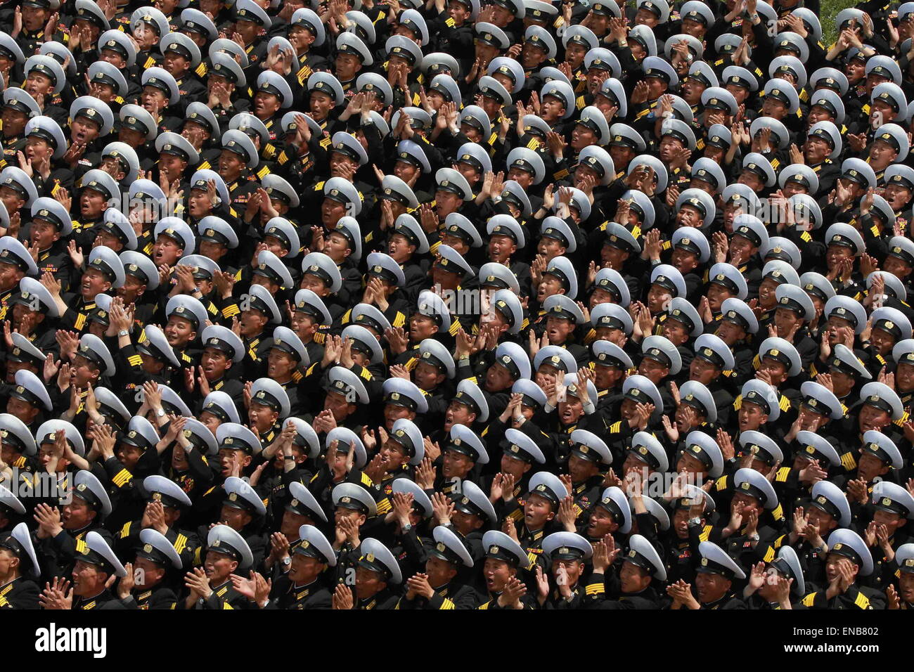 Pyongyang. 1. Mai 2015. Foto zur Verfügung gestellt von Korean Central News Agency (KCNA) am 1. Mai 2015 zeigt Top-Leader der Demokratischen Volksrepublik Korea (DVRK) Kim Jong Un (nicht gesehen) mit einer Foto-Session mit den Teilnehmern der 5. Konferenz der Ausbildung von Offizieren von der Armee des koreanischen Volkes (KPA). Bildnachweis: KCNA/Xinhua/Alamy Live-Nachrichten Stockfoto