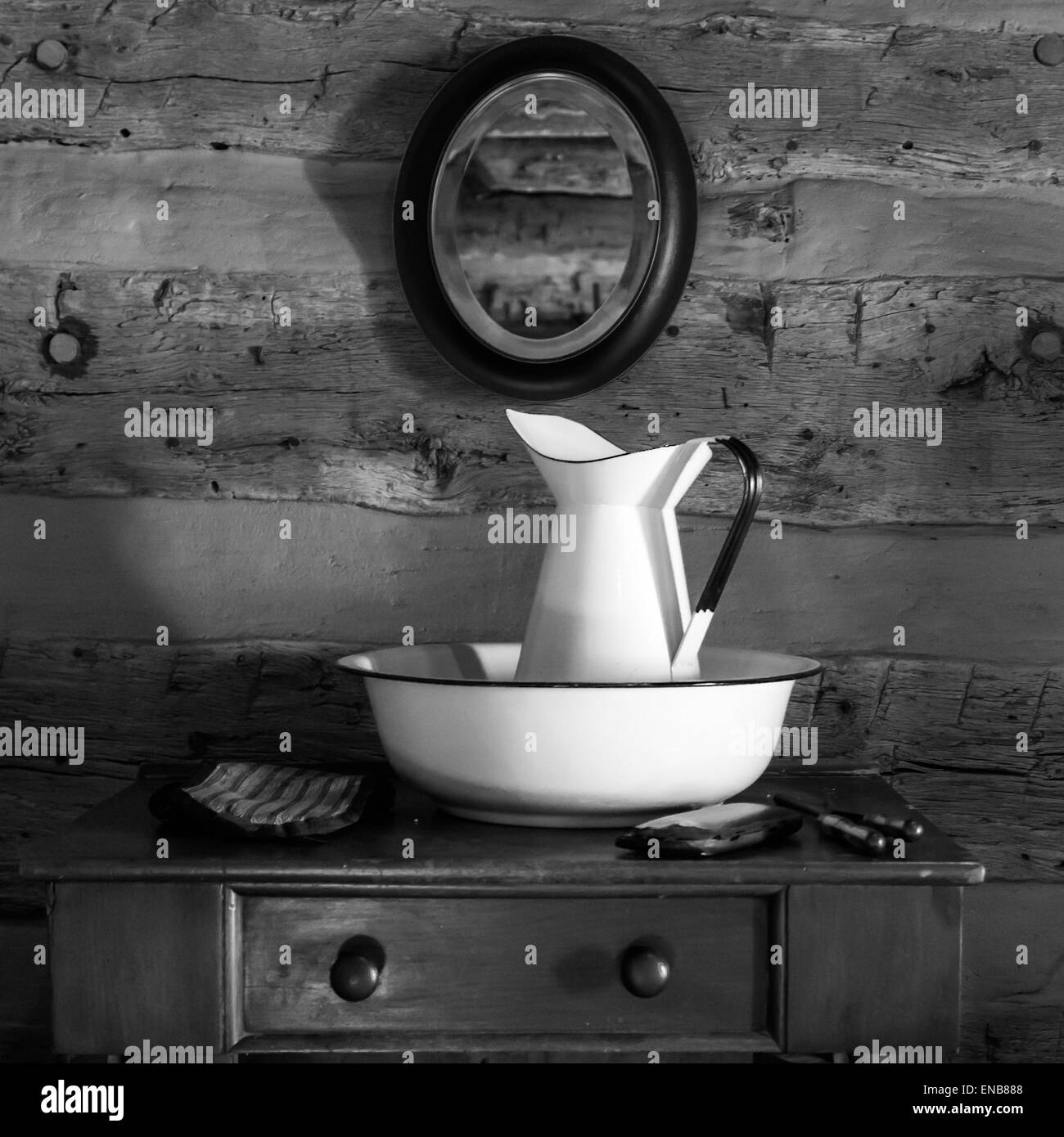 Antike Waschschüssel und Krug angezeigt auf Kommode im Blockhaus im Log Cabin Village, Fort Worth, Texas, USA Stockfoto