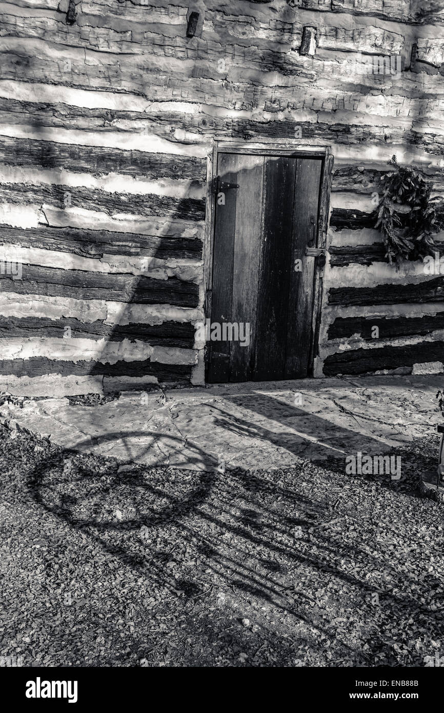 Schatten auf Boden und Blockhaus, Log Cabin Village, Fort Worth, Texas Stockfoto