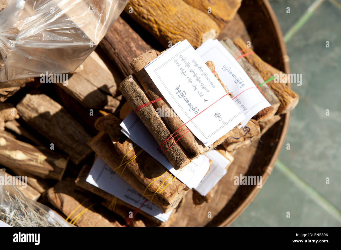 Detail der pflanzlichen Wurzel Bundles zum Verkauf am Eingang zum Mount Popa Tempel Komplex Myanmar hautnah Stockfoto