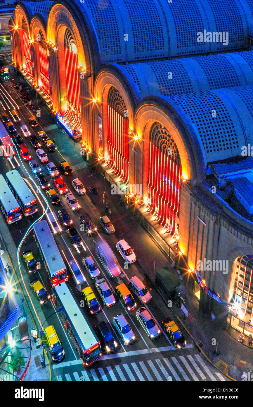 "Abasto" Shopping Moll in der Abenddämmerung mit Autolichter, Buenos Aires, Argentinien. Stockfoto