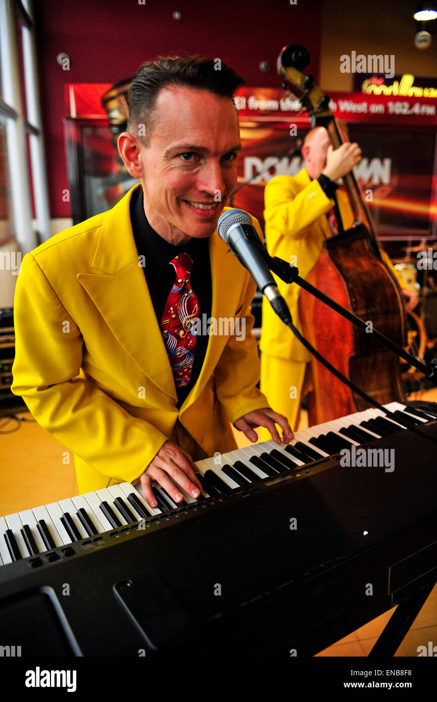 City of Derry Jazz Festival, Londonderry, Nordirland - 1. Mai 2015. Jive Aces Vince Hurley am City of Derry Jazz Festival in Londonderry durchführen. Bildnachweis: George Sweeney/Alamy Live-Nachrichten Stockfoto