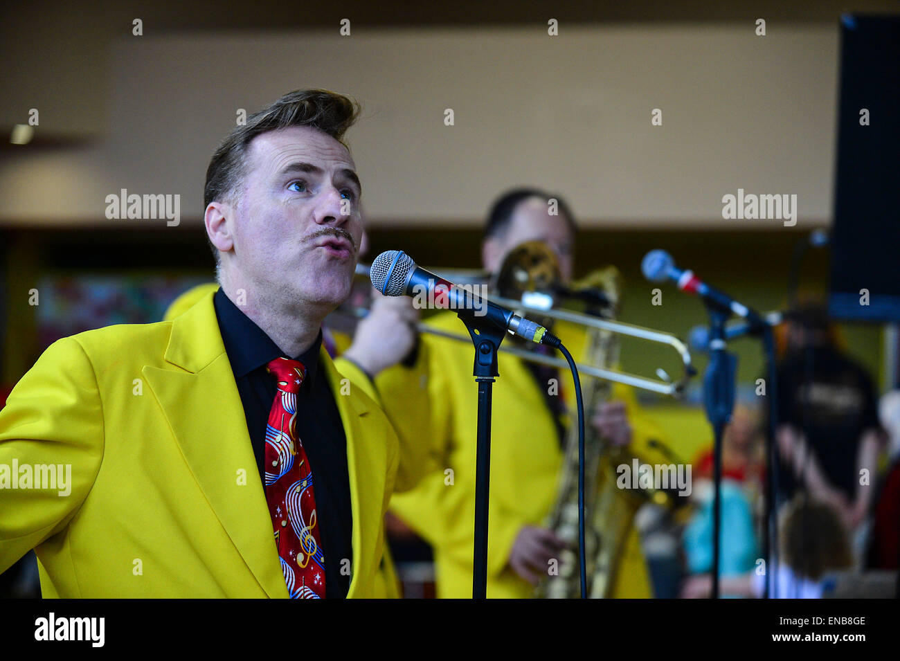 Stadt des Derry Jazz Festival, Londonderry, Nordirland - 1 Mai 2015 Jive Aces führen Sänger Ian Clarkson bei City of Derry Jazz Festival in Londonderry durchführen.  Bildnachweis: George Sweeney/Alamy Live-Nachrichten Stockfoto