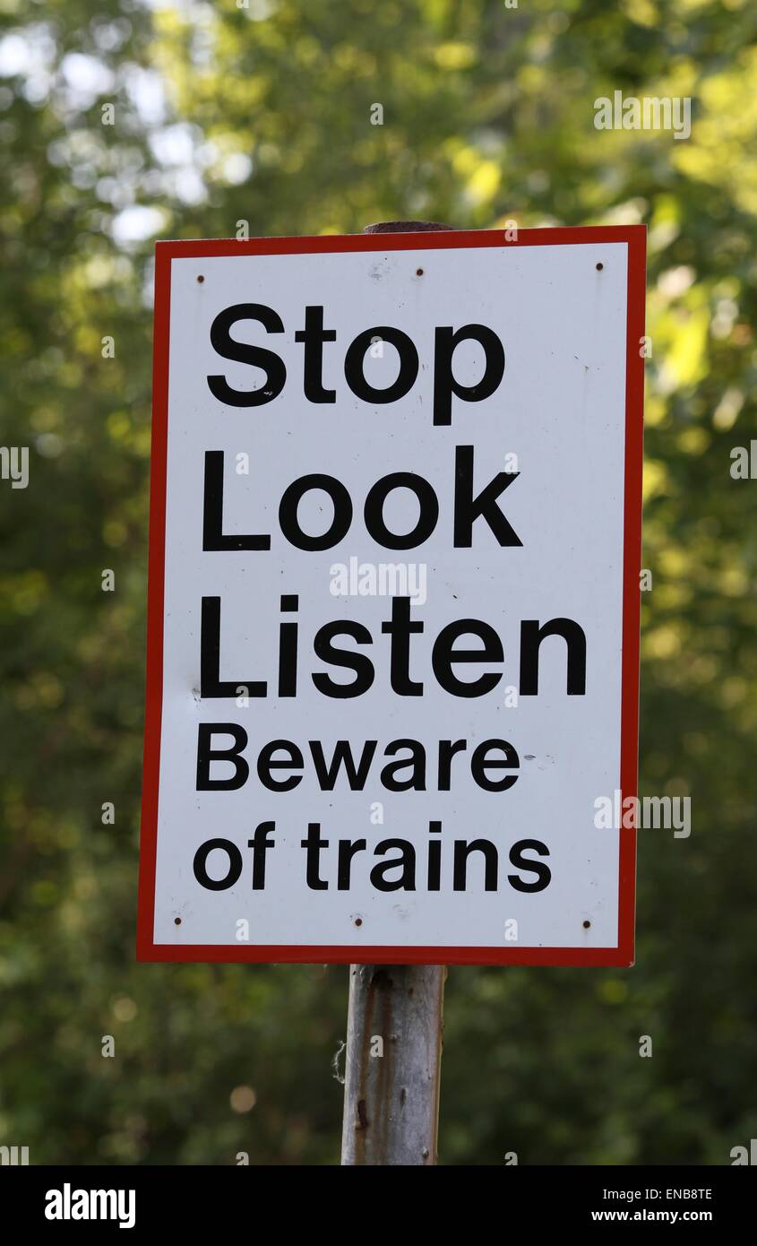 Sehen hören Beware Of Train Stoppschild. Stockfoto