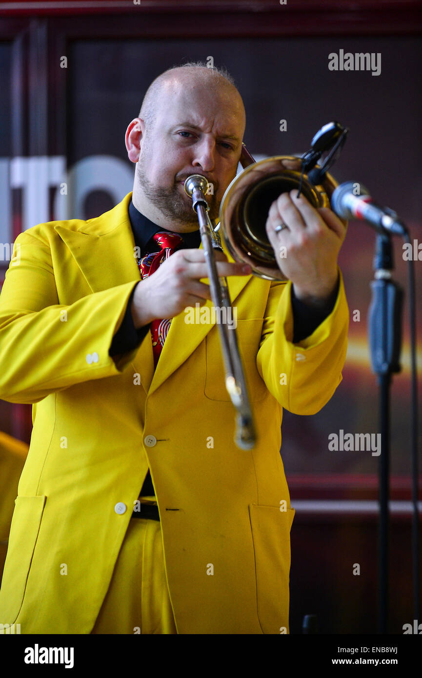 City of Derry Jazz Festival, Londonderry, Nordirland - 1. Mai 2015. Jive Aces Alex Douglas am City of Derry Jazz Festival in Londonderry durchführen. Bildnachweis: George Sweeney/Alamy Live-Nachrichten Stockfoto