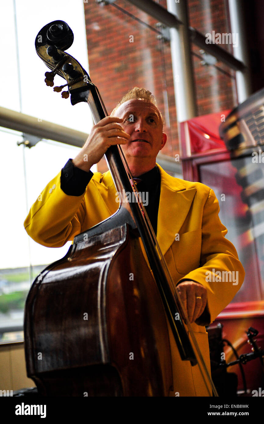 City of Derry Jazz Festival, Londonderry, Nordirland - 1. Mai 2015. Jive Aces Ken Smith am City of Derry Jazz Festival in Londonderry durchführen. Bildnachweis: George Sweeney/Alamy Live-Nachrichten Stockfoto