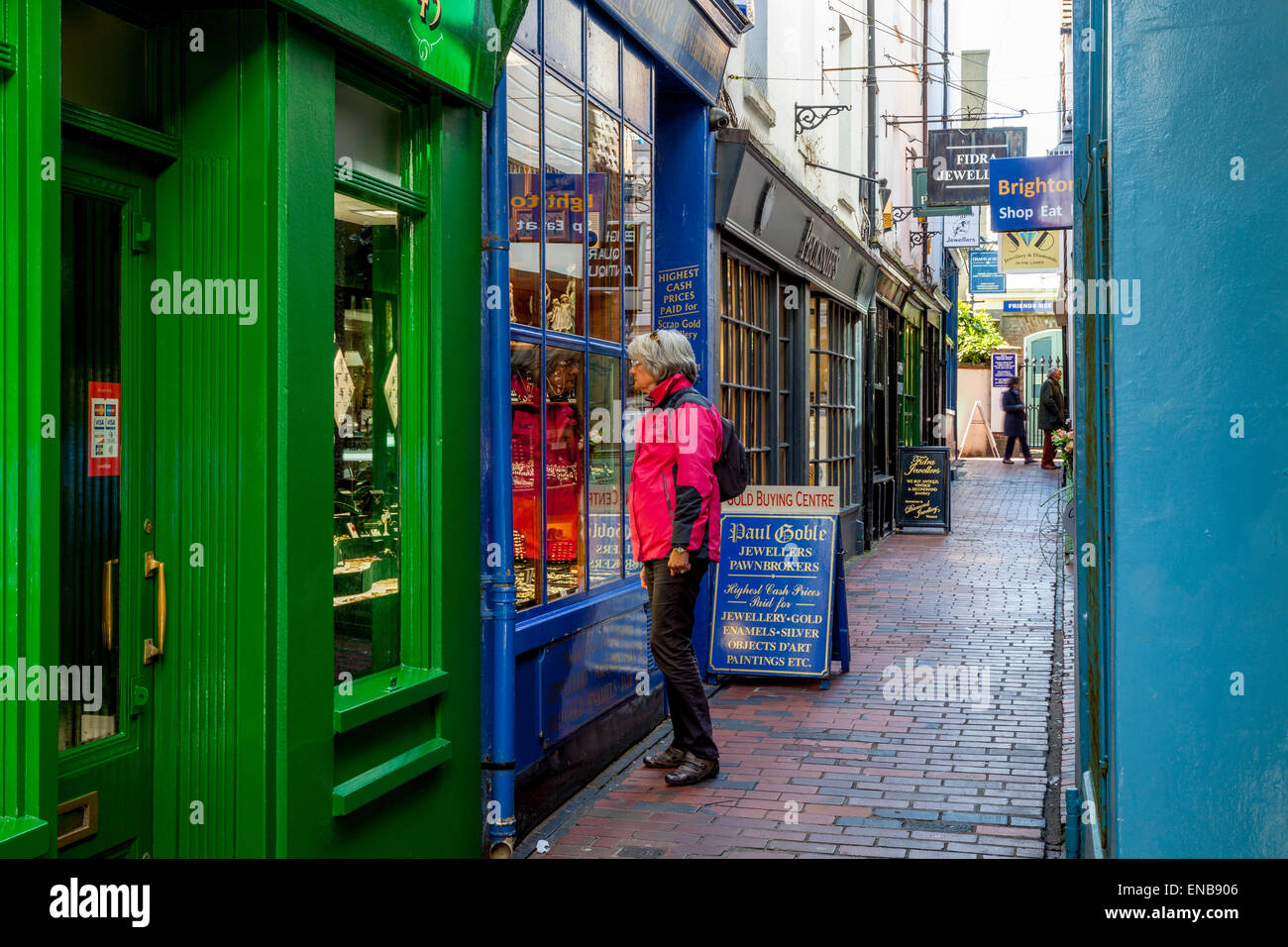 Personen an der Schmuckgeschäfte In Gassen, Brighton, Sussex, Großbritannien Stockfoto