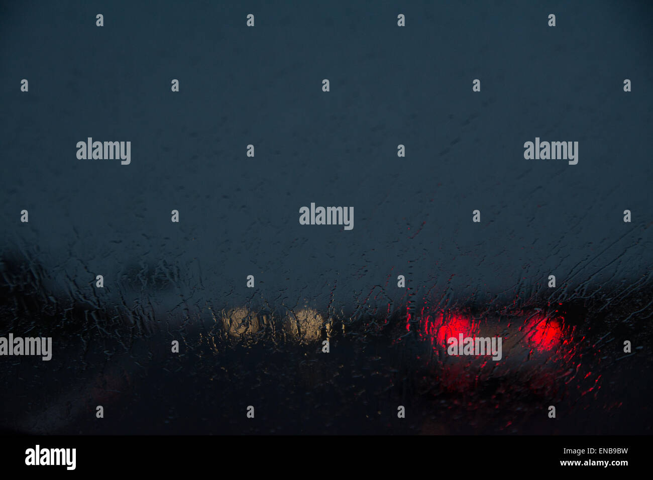 Schwierige Fahrbedingungen in der Nacht - Blick durch Regen auf der Windschutzscheibe - UK-Autobahn Stockfoto