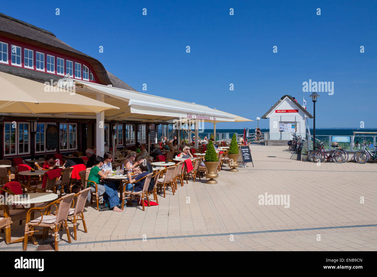 Café-Restaurant an der Promenade im Seebad Haffkrug, Scharbeutz, Schleswig-Holstein, Deutschland Stockfoto
