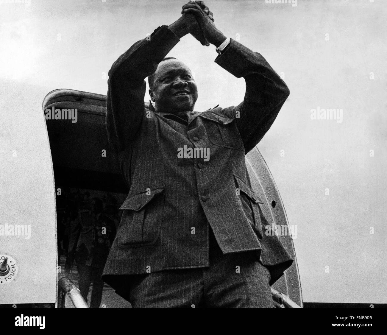 Präsident von Uganda, General Idi Amin, Wellen verabschieden, wie er nach seinem Besuch in Kinshasa, Zaire, 5. Juli 1975 sein Flugzeug besteigt zurück nach Uganda. Stockfoto