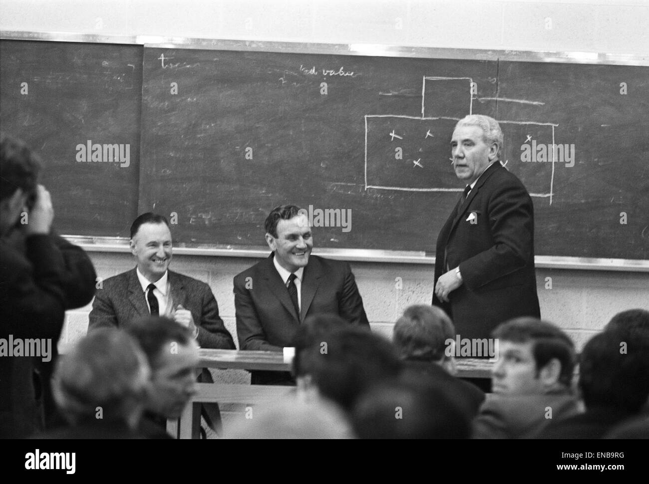 Fußball Verein Teach an der Leeds University mit Sheffield United Manager John Harris, Leeds Manager Don Revie und Johnny Steele von Barnsley. 12. Februar 1969. Stockfoto