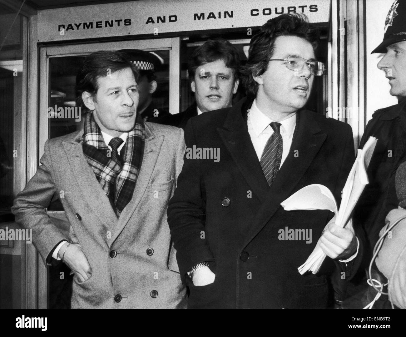 Snooker-Spieler Alex 'Hurricane' Higgins Preston Magistrates Court nach Geldstrafe für den Angriff auf ein Snooker offizielle verlassen. Zu seiner rechten ist Anthony Burton, seinen Anwalt. 16. Januar 1987. Stockfoto