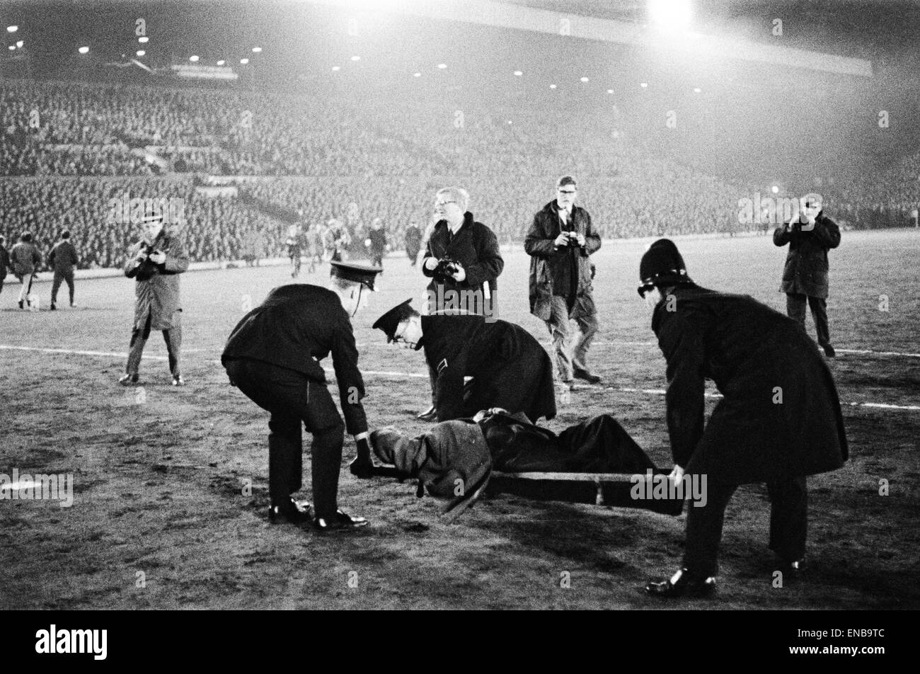 FA Cup fünften Runde Replay. Leeds United 1 v. Sunderland 1. Besucherrekord von fast 58 000 Fans an der Elland Road führte zu Barriere bricht zusammen und verletzt auf den Terrassen-fans. 15. März 1967. Stockfoto