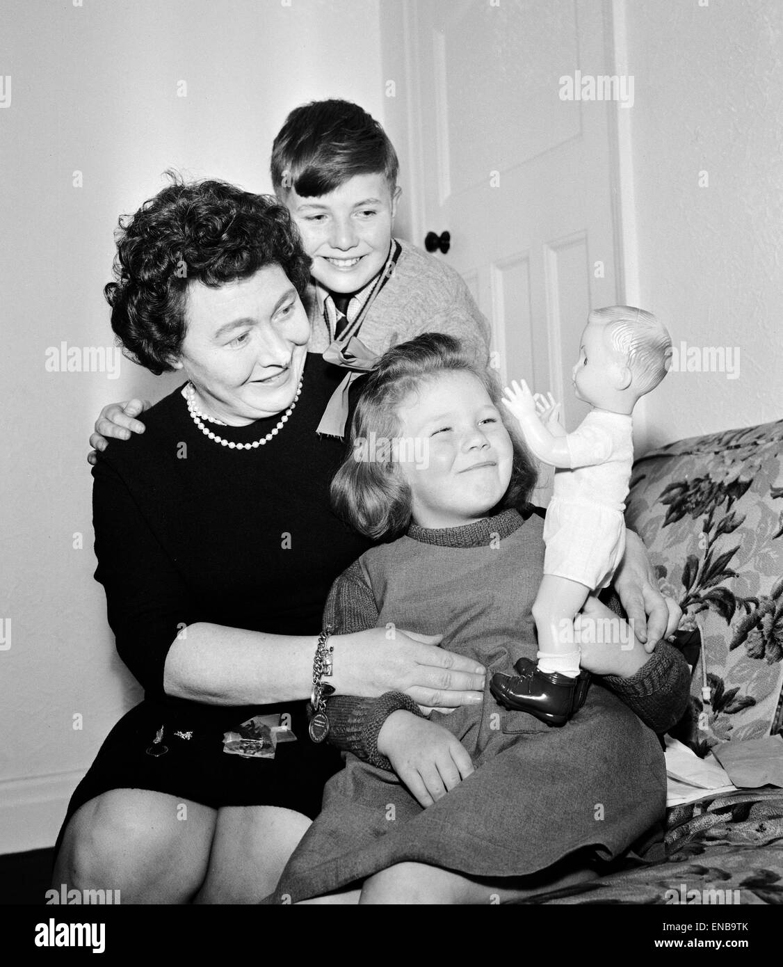Elsie Revie, Ehefrau von Leeds United Manager Don, zu Hause mit Glücksbringer, bevor der FA-Cup-Finale, ihren Kindern Kim, im Alter von fünf und Duncan von 10 Jahren. April 1965. Stockfoto
