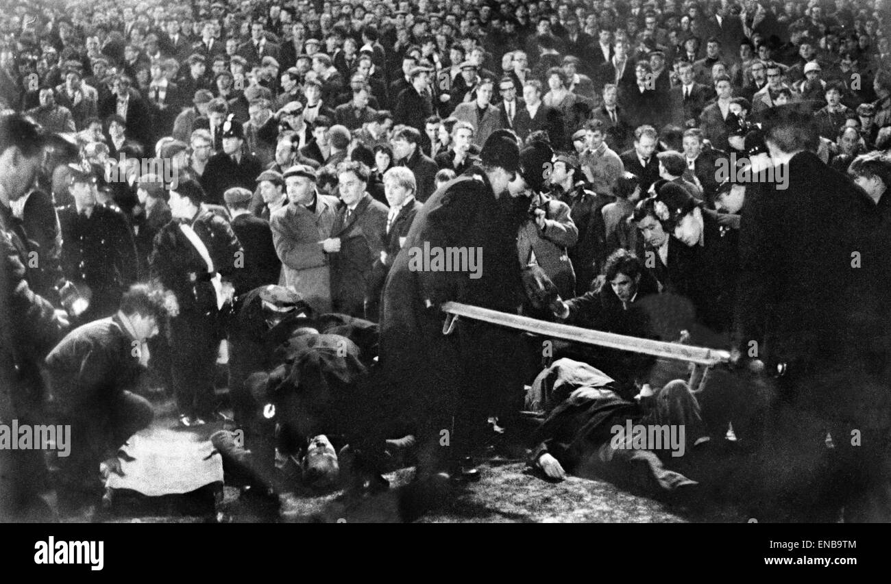 FA Cup fünften Runde Replay. Leeds United 1 v. Sunderland 1. Besucherrekord von fast 58 000 Fans an der Elland Road führte zu Barriere bricht zusammen und verletzt auf den Terrassen-fans. 15. März 1967. Stockfoto