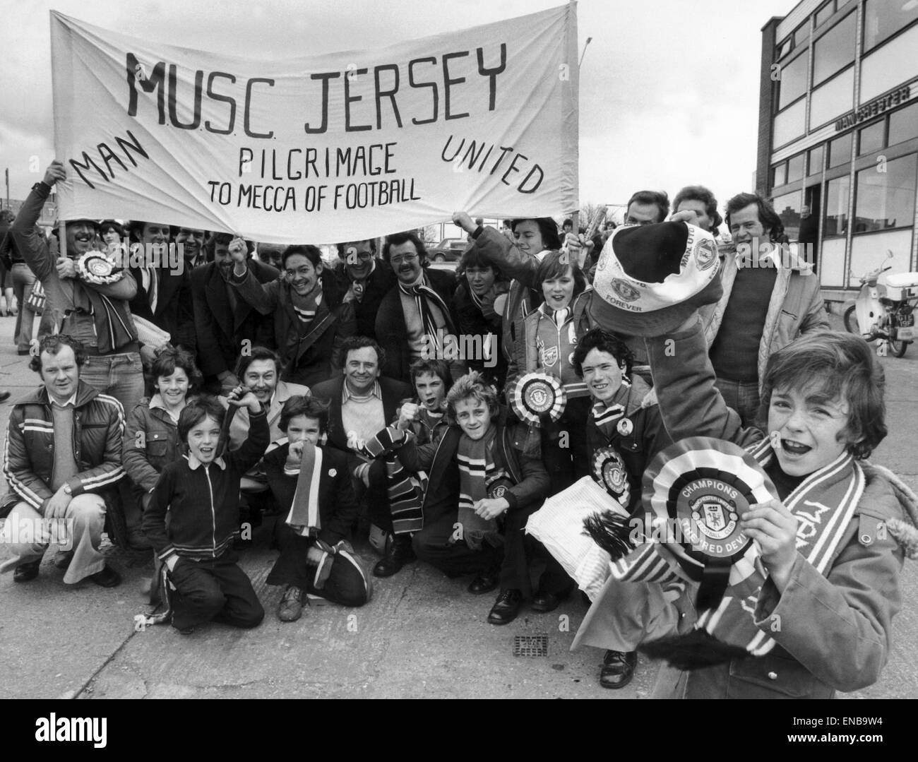 Der Jubel von der New Jersey-Zweig des Manchester United Supporters Club führt, ist neun Jahre alt Ian Lane. Dies ist das erste Mal der neu gegründete Club Old Trafford, ein Derby Spiel V Stadt gewesen sind. 5. März 1977. Stockfoto