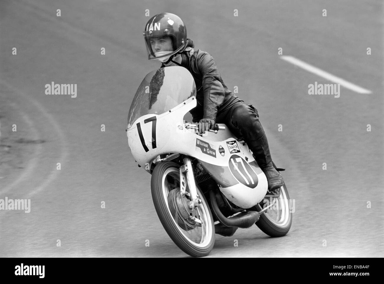 Die International Isle Of Man TT-Rennen, 125ccm Lightweight Ereignis,  Aktion fotografiert im Quartal Brücke biegen, Juni 1971 Stockfotografie -  Alamy