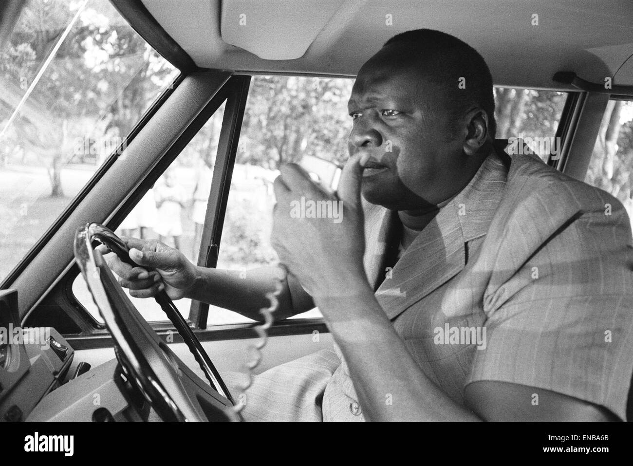 Präsident Idi Amin am Steuer seiner Range Rover an Entebbe Flughafen in der Nähe von Kampala, Uganda. 27. Februar 1977. Stockfoto