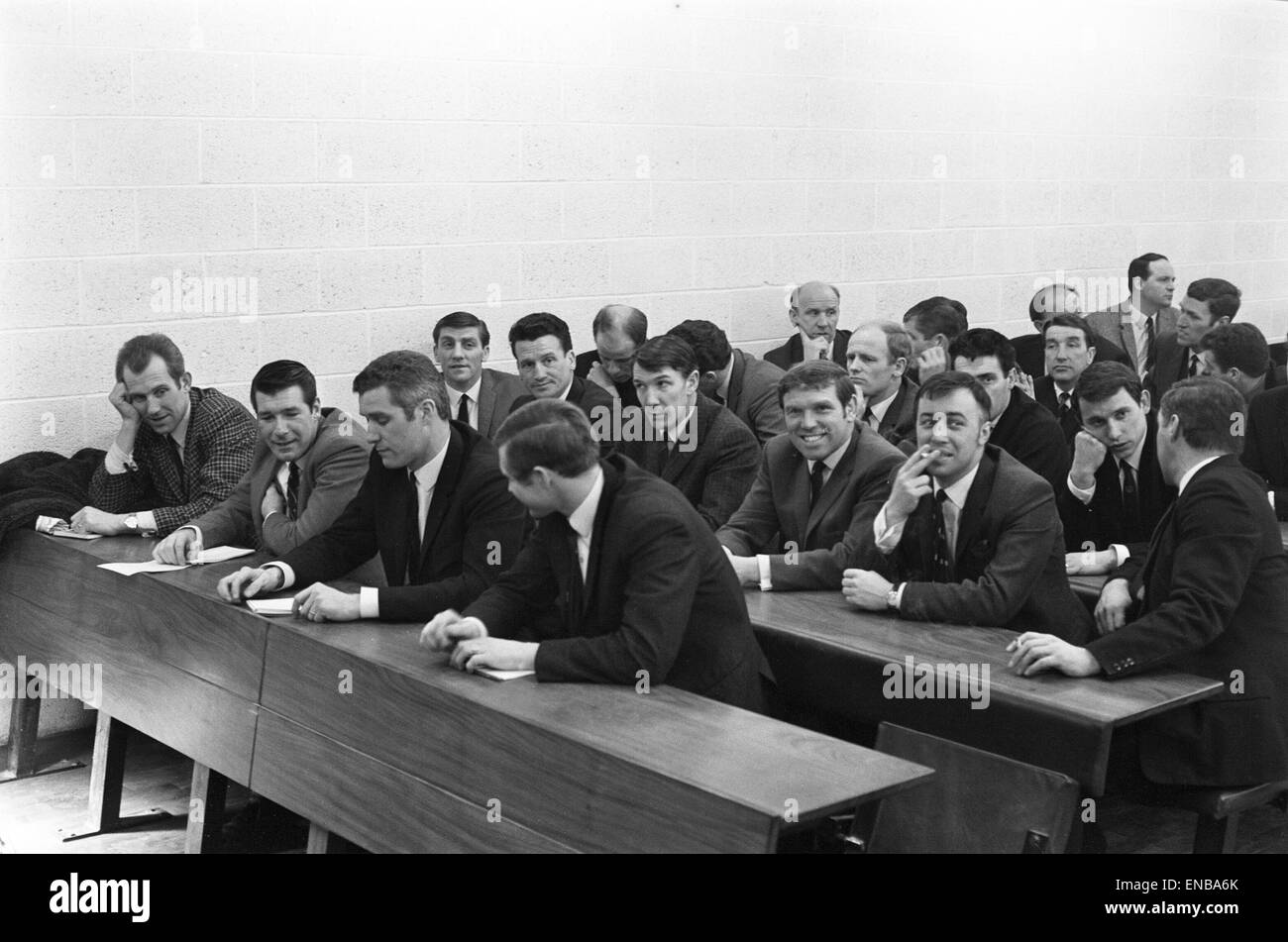 Fußball Verein Teach an der Leeds University mit Sheffield United Manager John Harris, Leeds Manager Don Revie und Johnny Steele von Barnsley. 12. Februar 1969. Stockfoto
