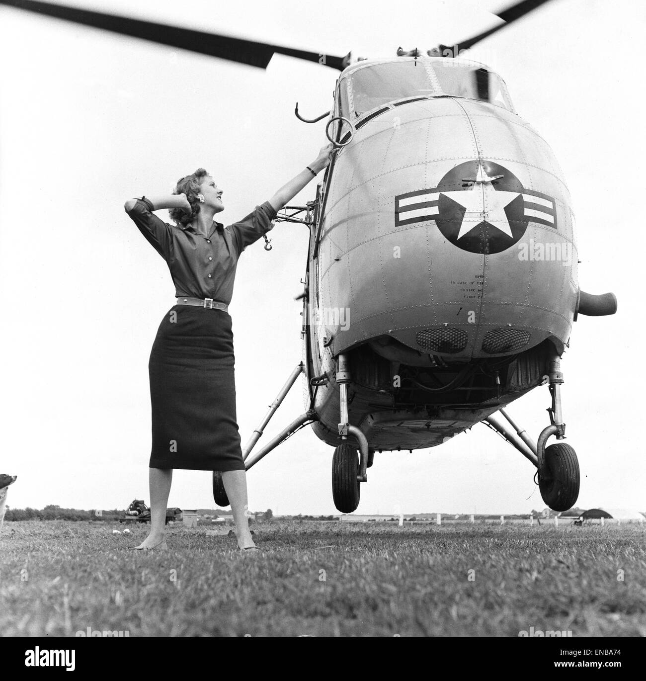 Hubschrauber von 66. Air Rescue Squadron, United States Air Force Base bei Manston, 10. August 1954.  Helikopter-Piloten von der US Air Force Basis zeigen ihr können, wie sie vor der Royal Artillery Suche leichte Tattoo Woolwich-Stadion in Septem praktizieren Stockfoto