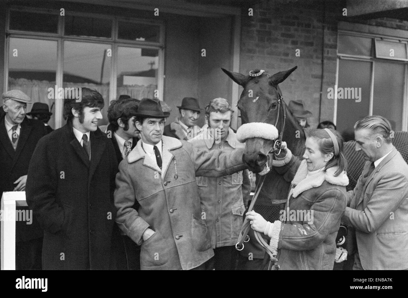 Leeds United Spieler Mick Bates, Peter Lorimer und Mick Jones bei Wetherby Rennen mit dem Rennpferd Zemanda, in Partnerschaft mit Eddie Gray und Teddy Yorath besaß. 2. Dezember 1970. Stockfoto