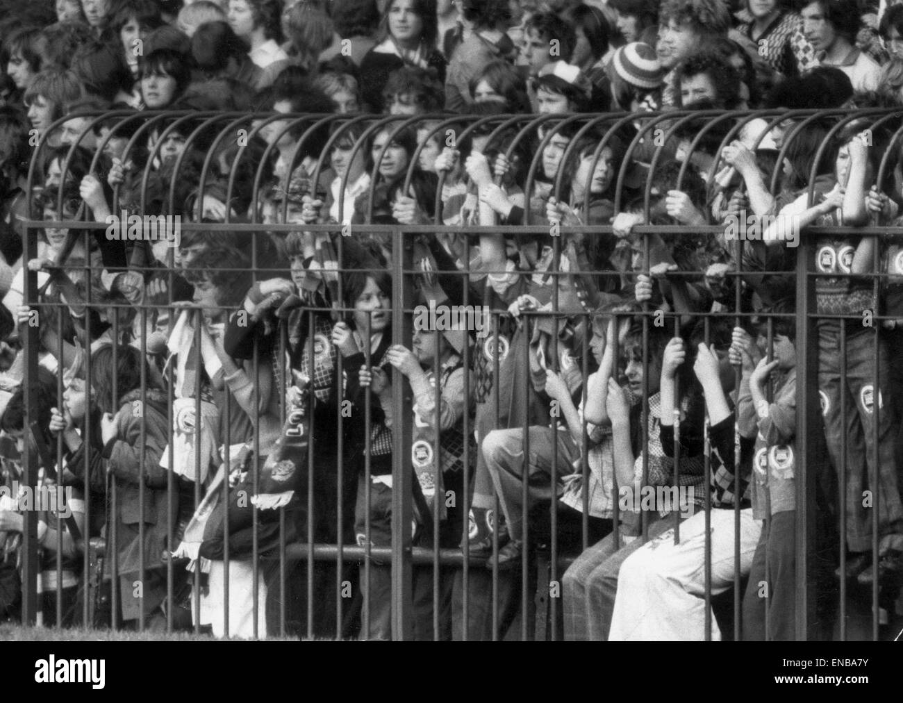 Ein Ausschnitt aus der Käfighaltung Fans bei der Stretford End von Old Trafford beobachten das Spiel. Ca. August 1974. Stockfoto