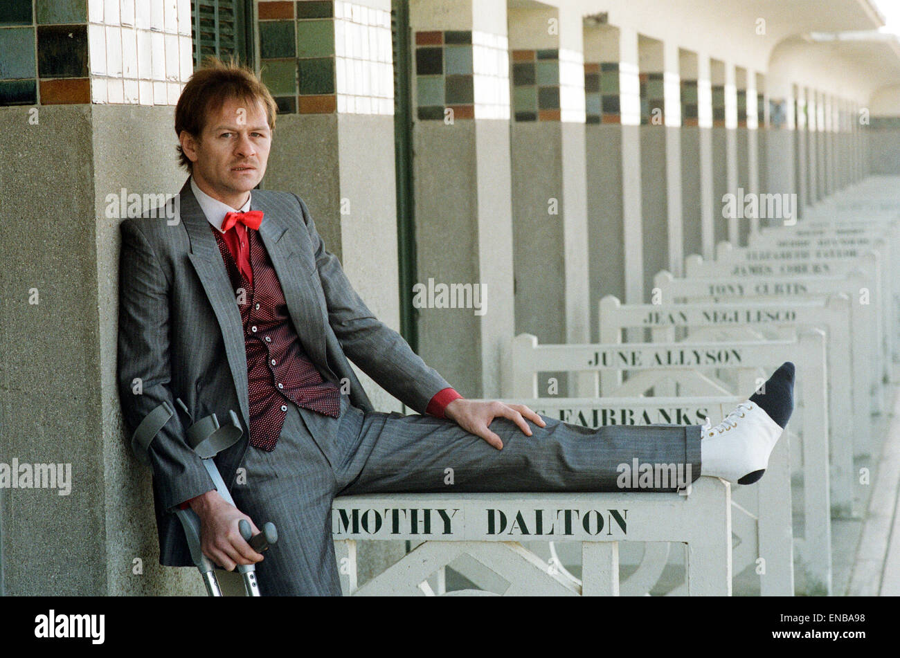 Snooker-Spieler Alex 'Hurricane' Higgins. Snooker-Spieler Alex 'Hurricane' Higgins mit seinem Fuß in Gips. Er fuhr fort um die Iren zu gewinnen in diesem Jahr Meister gegen Stephen Hendry noch auf Krücken. 2. Februar 1989. Stockfoto