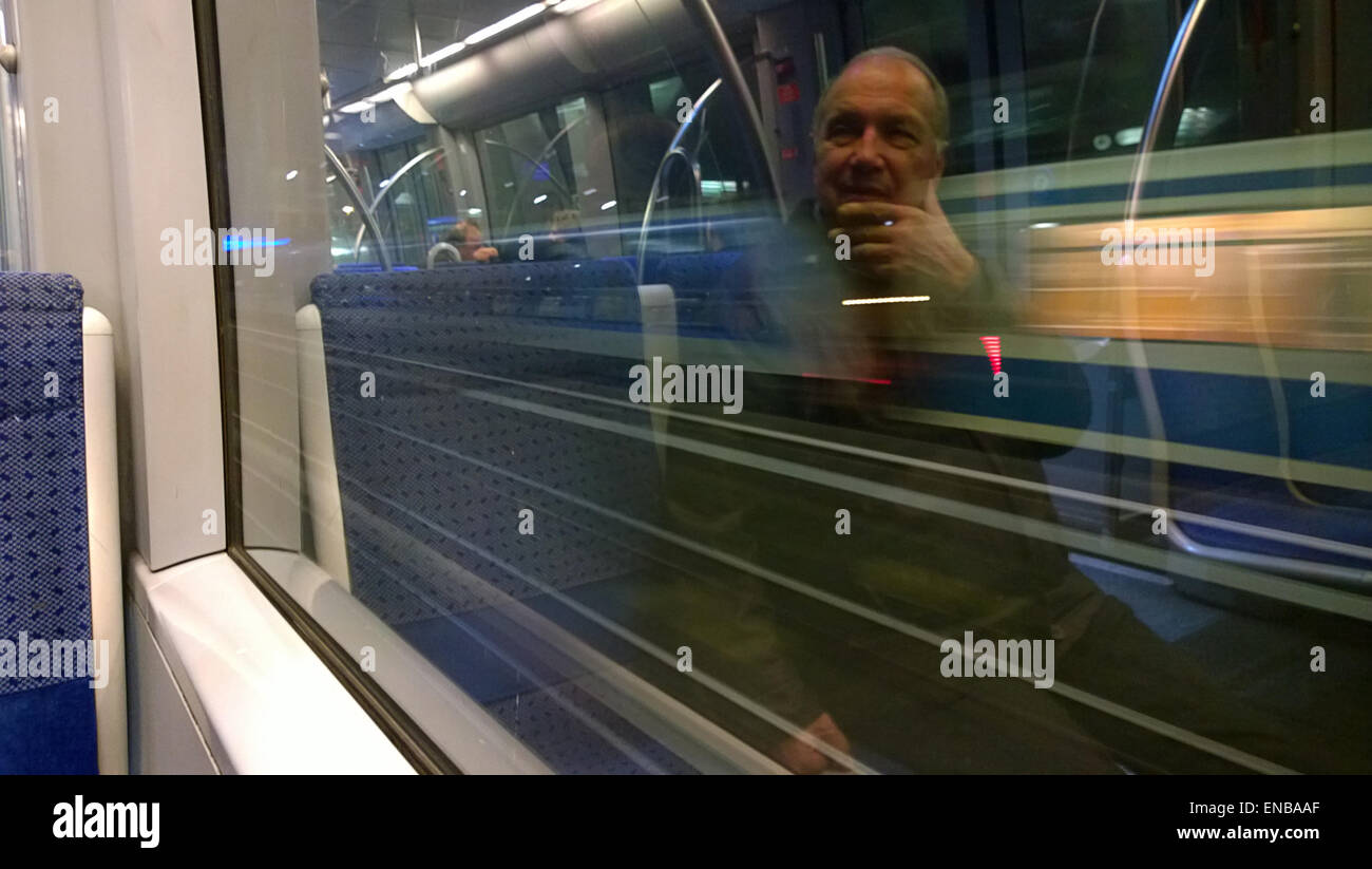 München, Deutschland - Reflexion aus dem Inneren der u-Bahn am Fenster in der Nacht, Mann denken Stockfoto