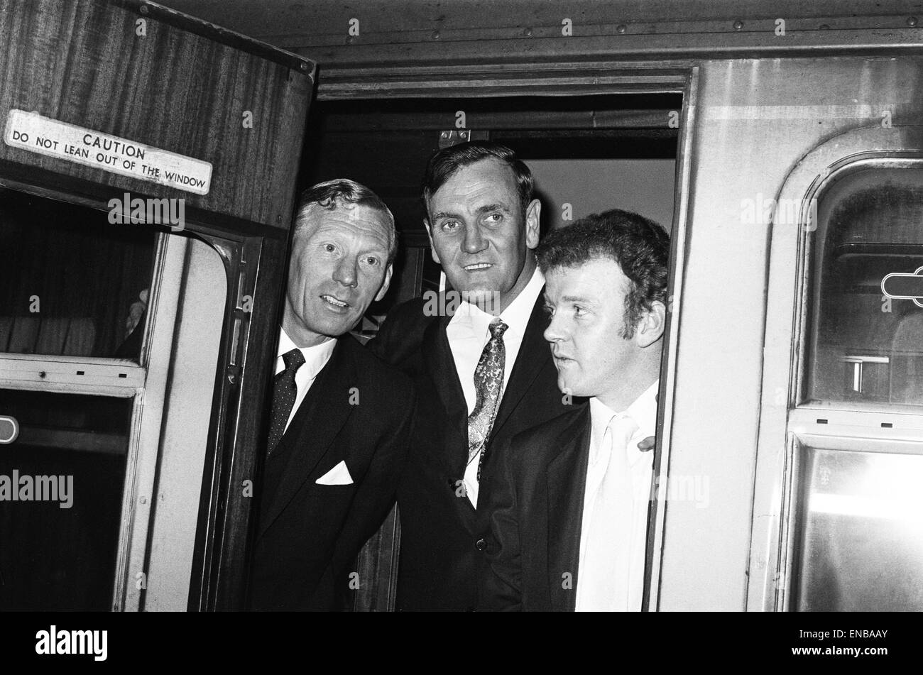 Leeds United Manager Don Revie mit Billy Bremner und Syd Owens in Leeds Station vor der Abreise nach London, Chelsea im FA-Cup-Finale zu spielen. 9. April 1970. Stockfoto