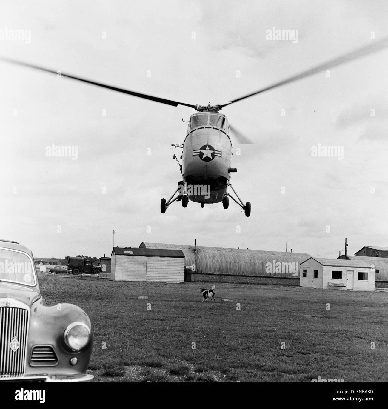 Hubschrauber von 66. Air Rescue Squadron, United States Air Force Base bei Manston, 10. August 1954. Helikopter-Piloten von der US Air Force Basis zeigen ihr können, wie sie vor der Royal Artillery Suche leichte Tattoo in Woolwich Stadion im Septemb praktizieren Stockfoto