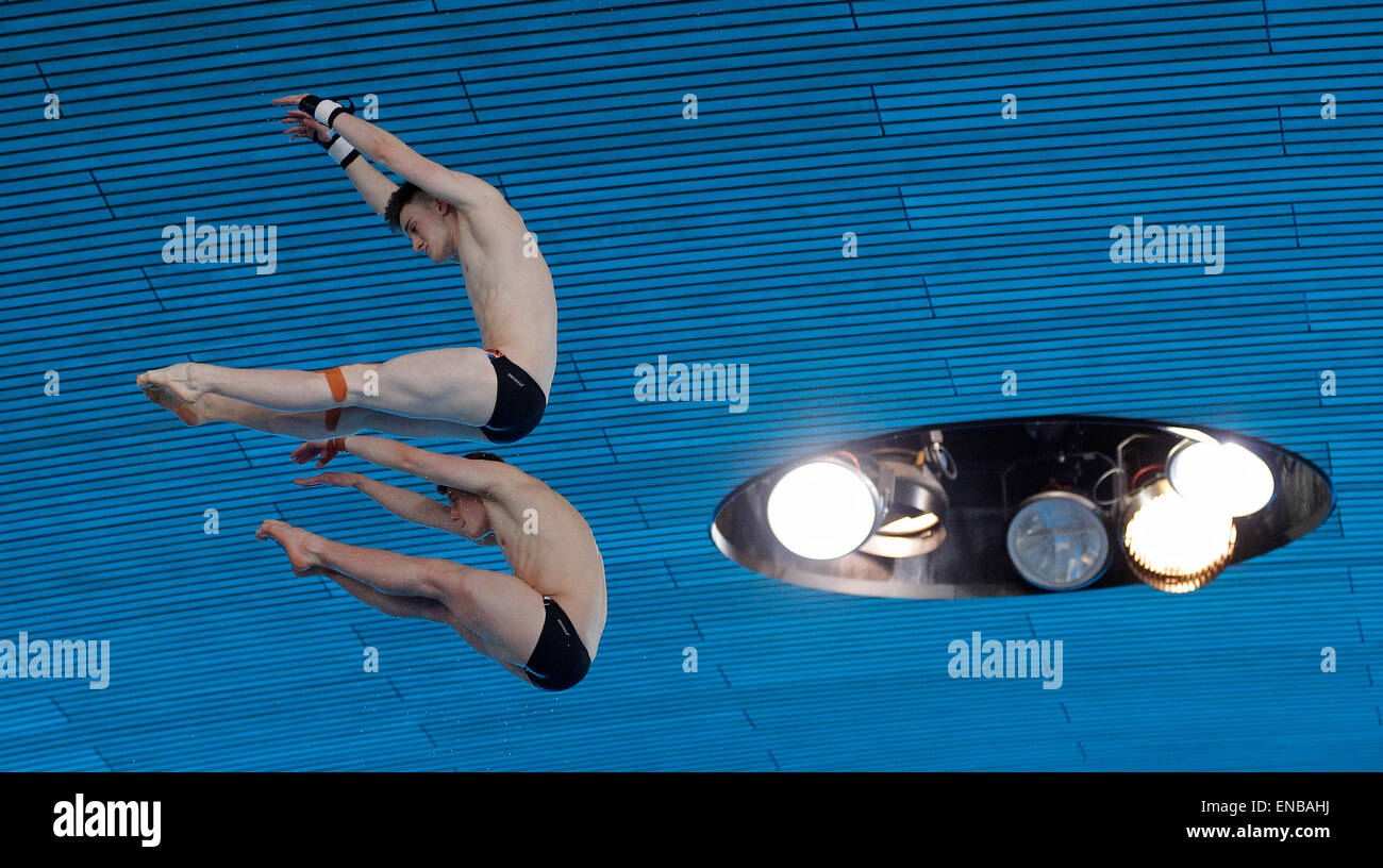 LONDON, Vereinigtes Königreich - Mai 01: Matthew Lee und James Denny von Großbritannien in die 10m Plattform Synchro Männer Finale während konkurrieren Tag eins der FINA/NVC Diving World Series 2015 im London Aquatics Centre am 1. Mai 2015 in London, Großbritannien. (Foto von Mitchell Gunn/ESPA) Stockfoto