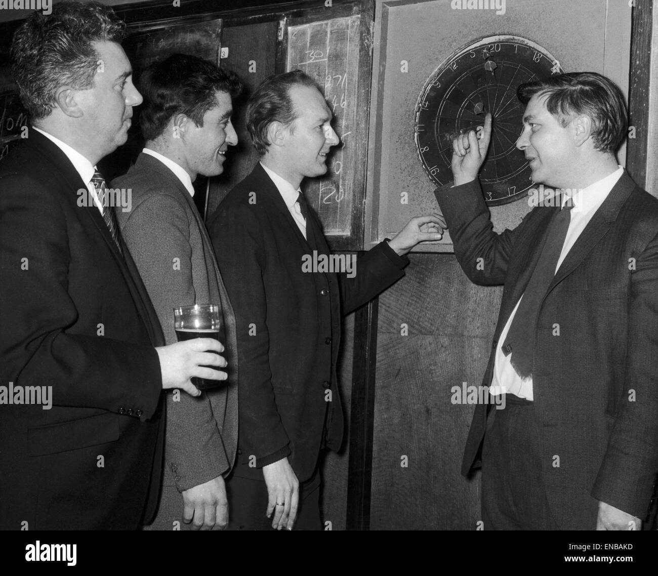 Stammkunden des Elm Park Pub in unterstützt, Essex von links nach rechts: Ron Bates, Jim Shepherd, Alan Kemp-Gespräch mit dem Produzenten Tony Broughton während der Produktion einer neuen Fernsehsendung namens "Quiz Time Herren bitte". 25. Januar 1968. Stockfoto