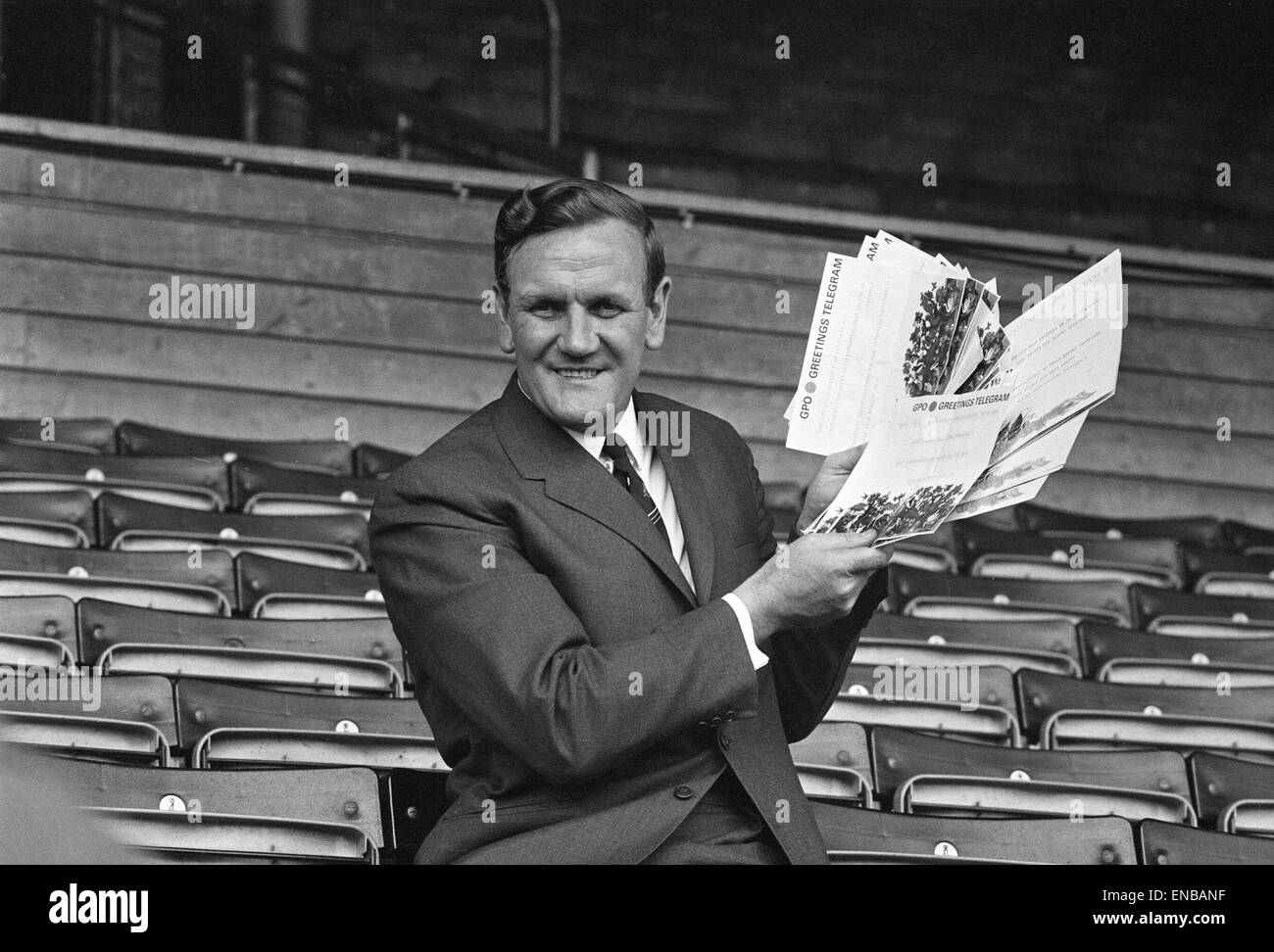 Leeds United Manager Don Revie an der Elland Road mit Telegramme, die ihm zum Gewinn der ersten Meisterschaft gratulieren. 29. April 1969. Stockfoto