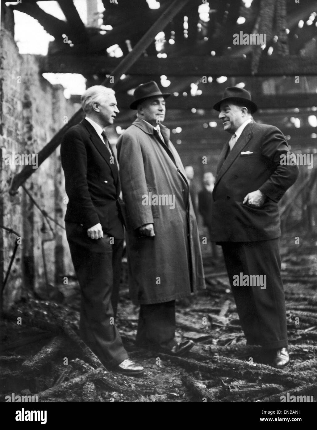 Leeds United FC West Stand an der Elland Road nach dem Brand. Blick auf die Reste sind l-R-Manager Raich Carter, Sam Bolton Vorsitzender und stellvertretender Vorsitzender P.A. Steward. 18. September 1956. Stockfoto