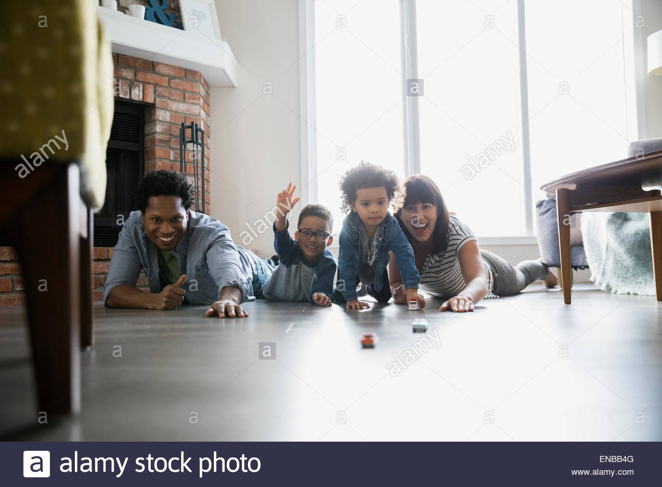 Spielerische Familie Spielzeug Rennwagen auf Etage Stockfoto