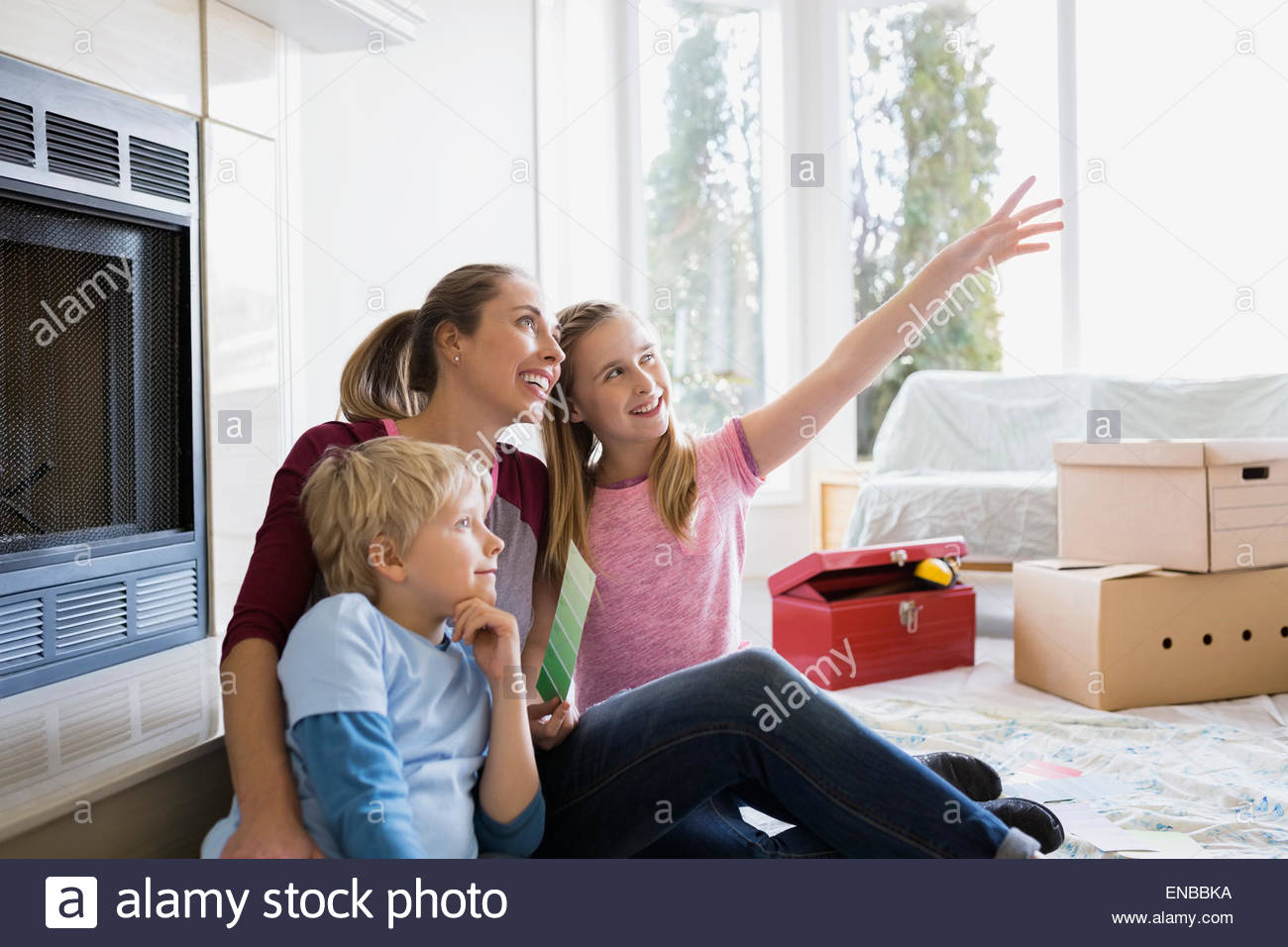 Mutter und Kinder mit Farbkarten brainstorming Stockfoto