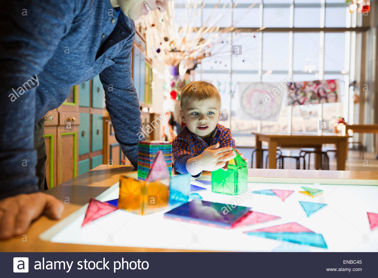 Vater und Sohn spielen geometrische Modelle Wissenschaftszentrum Stockfoto
