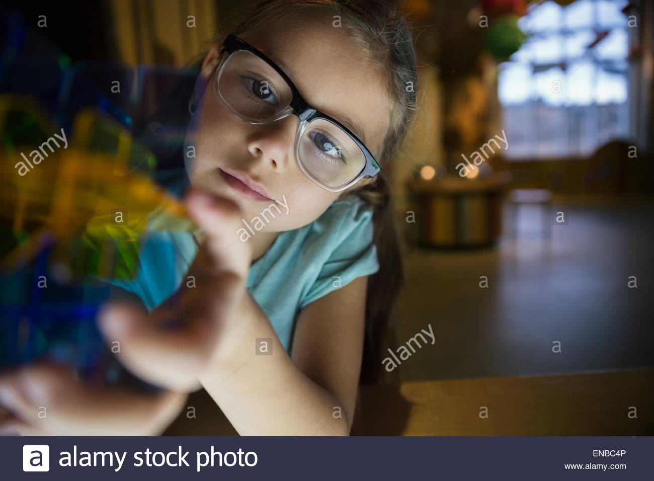 Neugierige Mädchen halten geometrischen Form im Science center Stockfoto