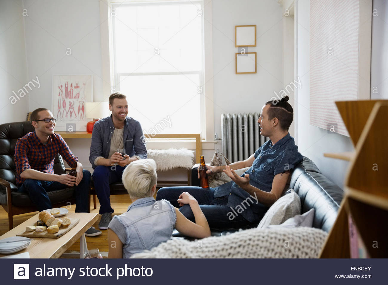 Homo- und heterosexuelle Paare Wohnzimmer hängen Stockfoto