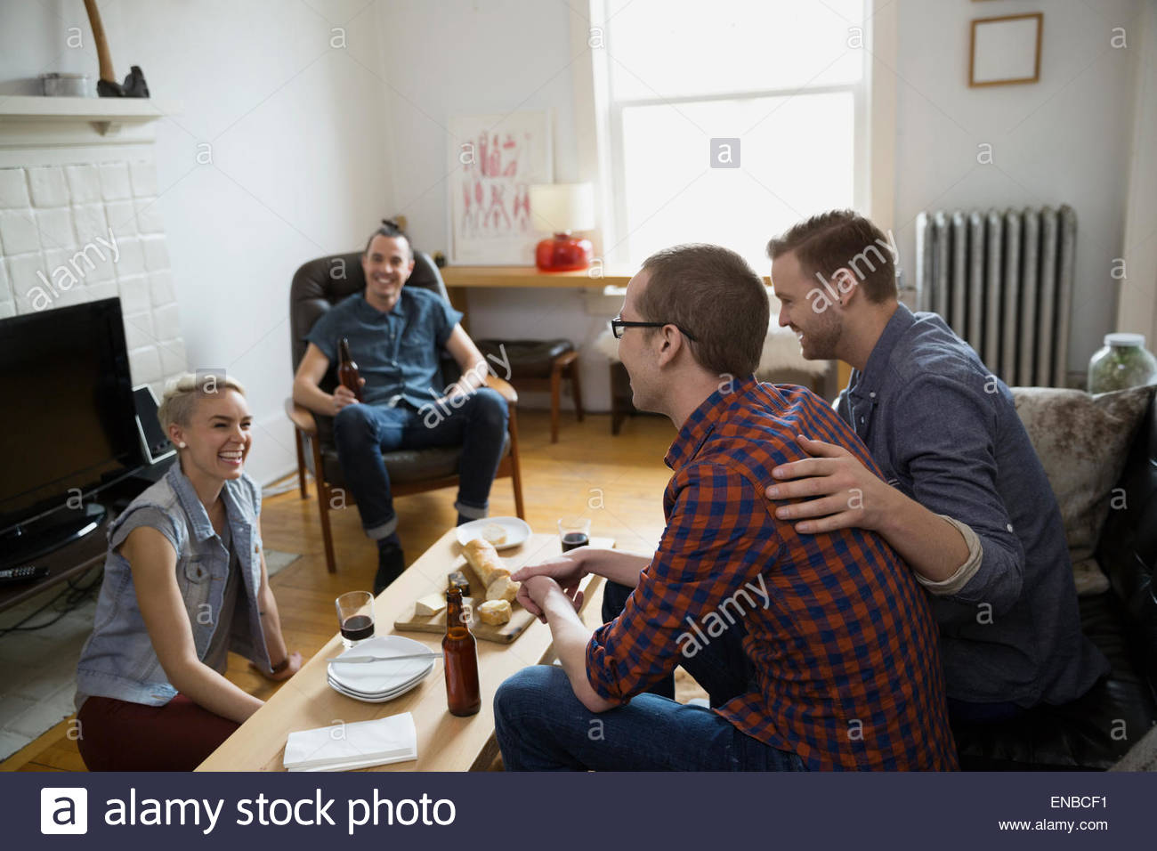 Homo- und heterosexuelle Paare Wohnzimmer hängen Stockfoto