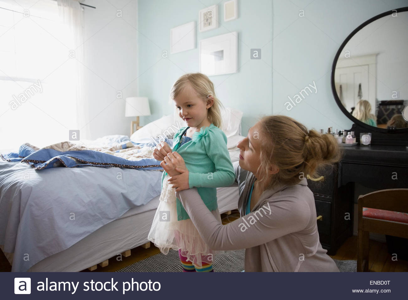 Mutter Tochter Verband im Schlafzimmer Stockfoto