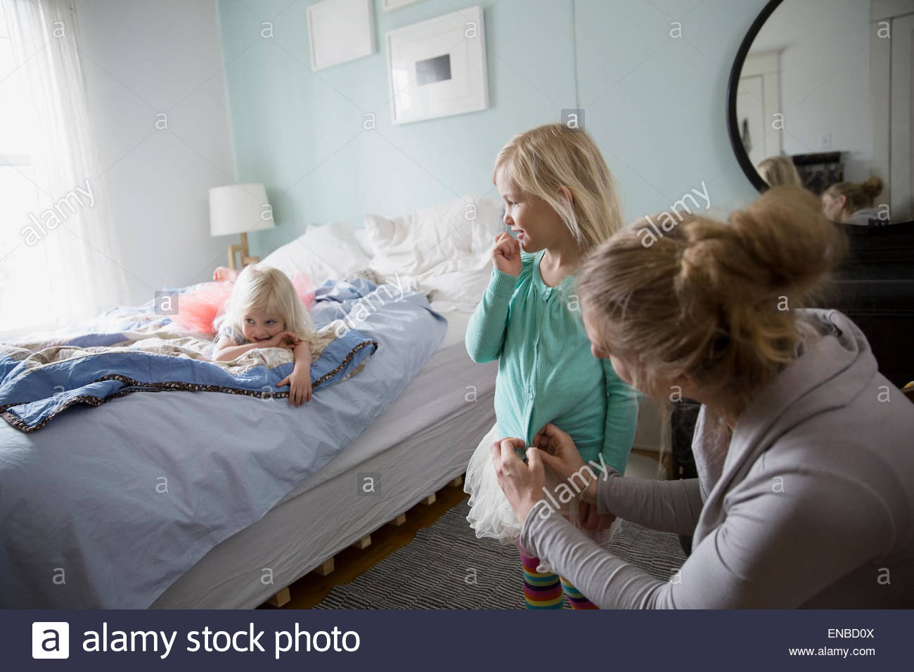 Mutter Tochter Verband im Schlafzimmer Stockfoto