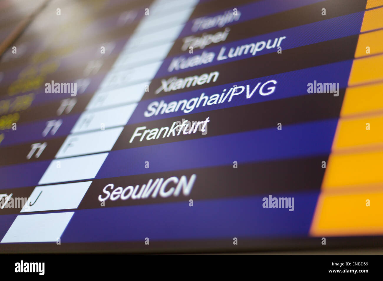 HONG KONG, INTERNATIONAL AIRPORT - 26. Oktober 2012: Ankunft Board im Terminal. Frankfurt im Fokus. Stockfoto