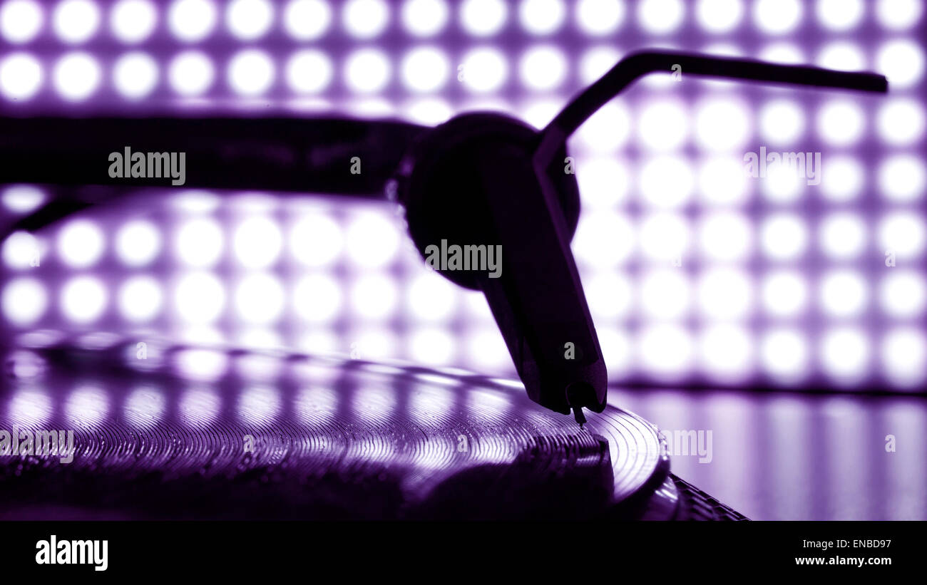 DJ-Nadel-Stift auf spinning Datensatz, hellen Hintergrund Unschärfe Stockfoto