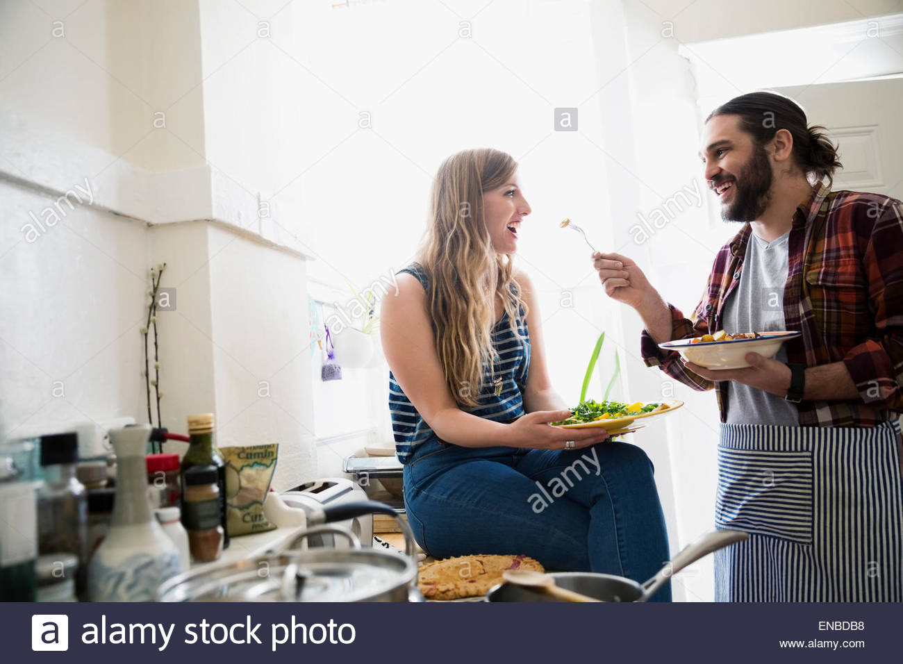 Paar kochen und Verkostung in Küche Stockfoto