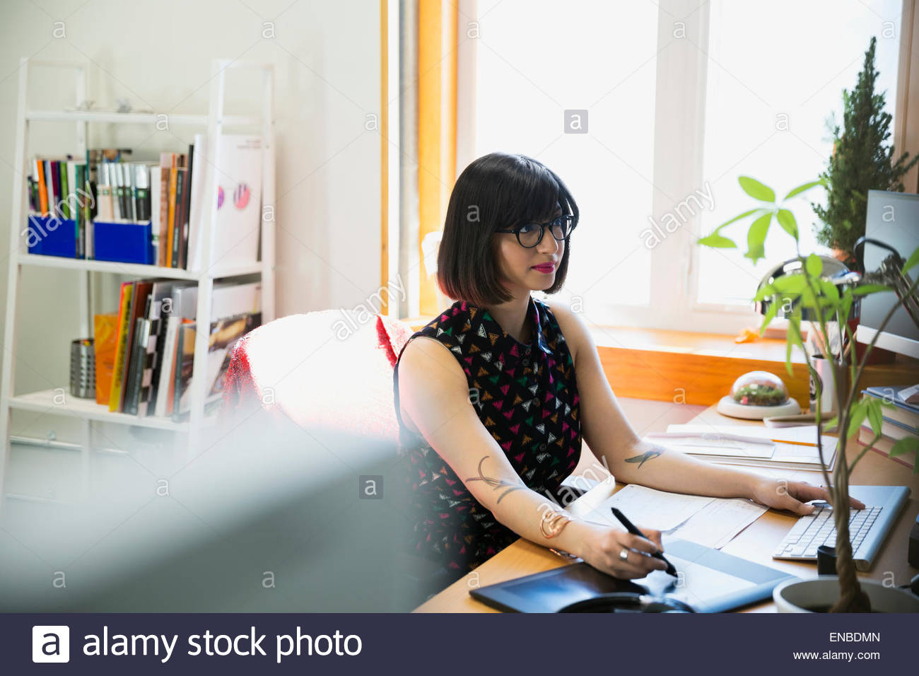 GrafikDesigner arbeiten mit dem Tablet im Amt zeichnen Stockfotografie Alamy