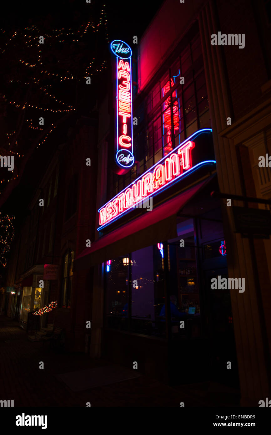 ALEXANDRIA, Virginia, Vereinigte Staaten – das Majestic Cafe, ein historisches Restaurant in der Altstadt von Alexandria, bietet ein charmantes kulinarisches Erlebnis mit Art déco-Ambiente und klassischer amerikanischer Küche. Das 1932 gegründete Café ist ein beliebtes Wahrzeichen der Region, das für seine warme Atmosphäre und kulinarische Köstlichkeiten bekannt ist. Das Hotel liegt an der King Street und zieht weiterhin sowohl Einheimische als auch Besucher an. Stockfoto