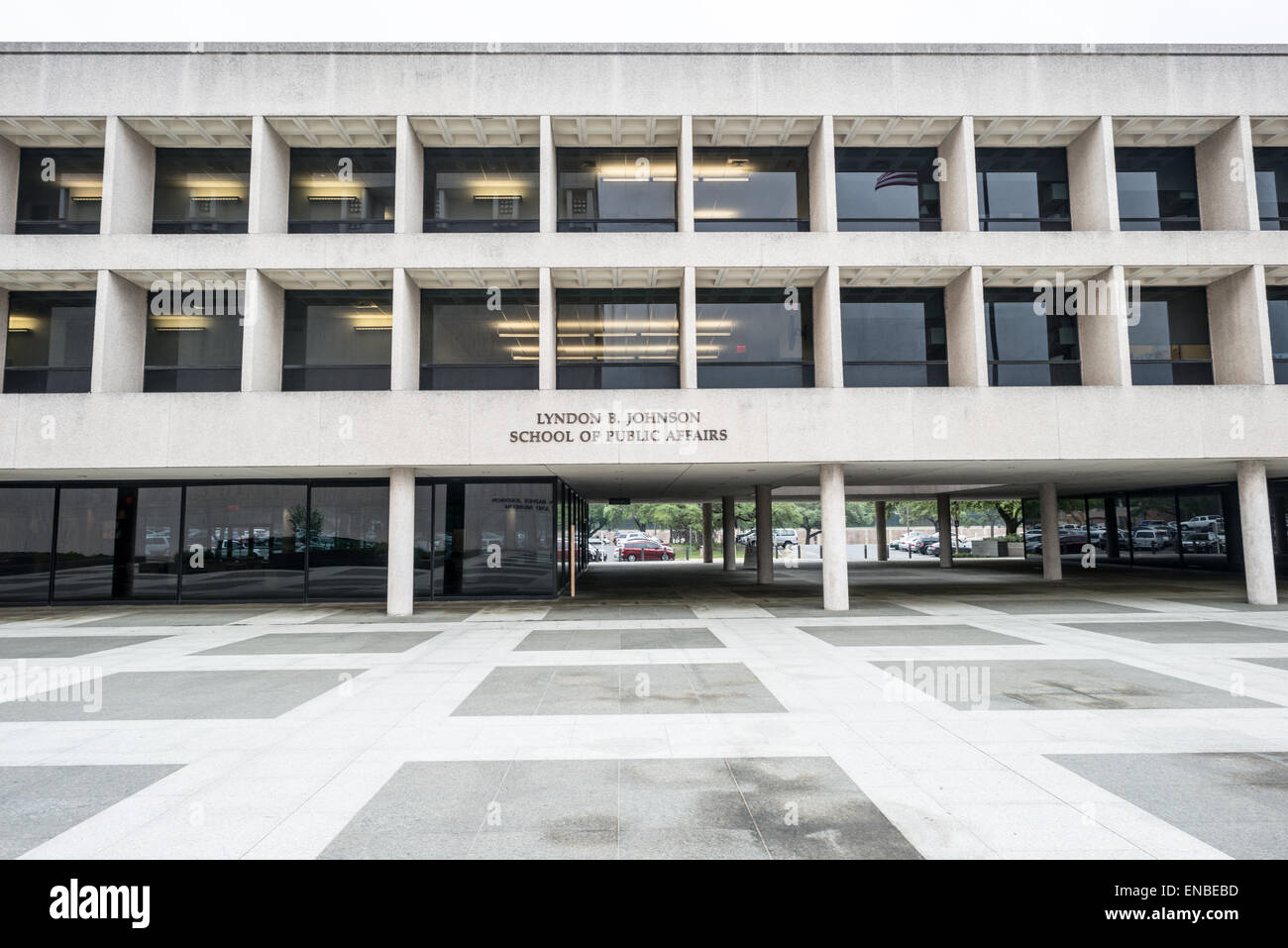 AUSTIN, Texas, USA – das Äußere der LBJ School of Public Affairs an der University of Texas in Austin, Texas. Die LBJ Library and Museum (LBJ Presidential Library) ist eine der 13 Präsidentenbibliotheken, die von der National Archives and Records Administration verwaltet werden. Es beherbergt historische Dokumente aus Lyndon Johnsons Präsidentschaft und dem politischen Leben sowie ein Museum. Stockfoto